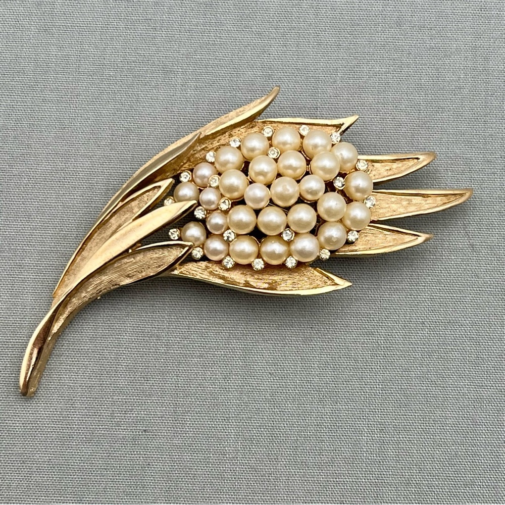 Crown TRIFARI 50’s or 60’s Faux Pearl & Rhinestone Cluster Leaf/Floral Brooch
